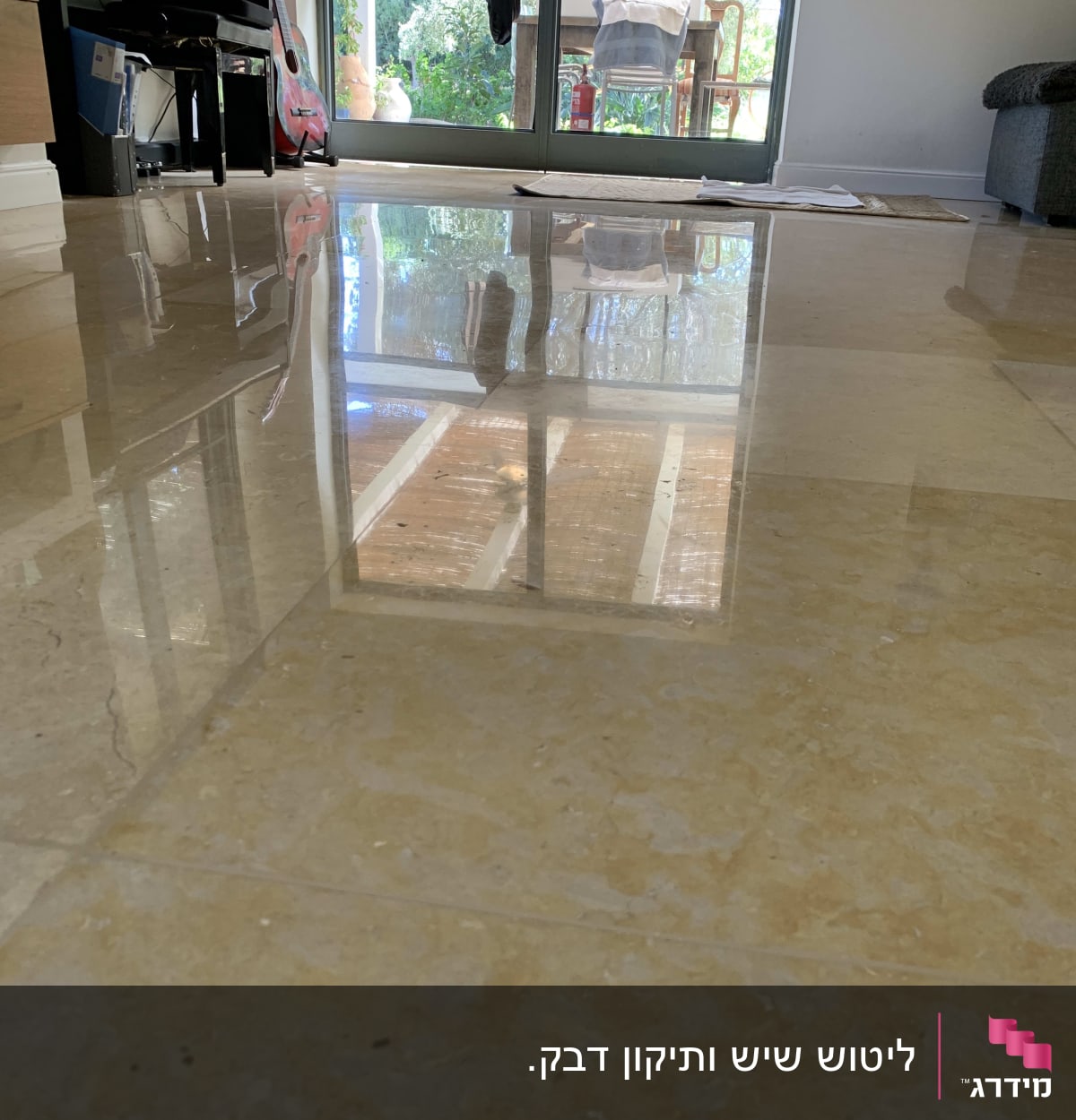 רצפה מבריקה עם השתקפות חלון ודלת